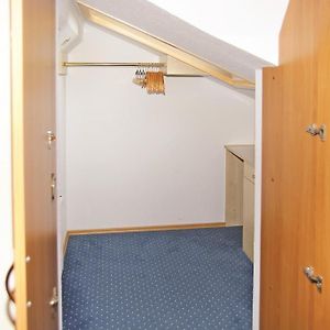 Großes Zimmer mit Kingsize-Bett